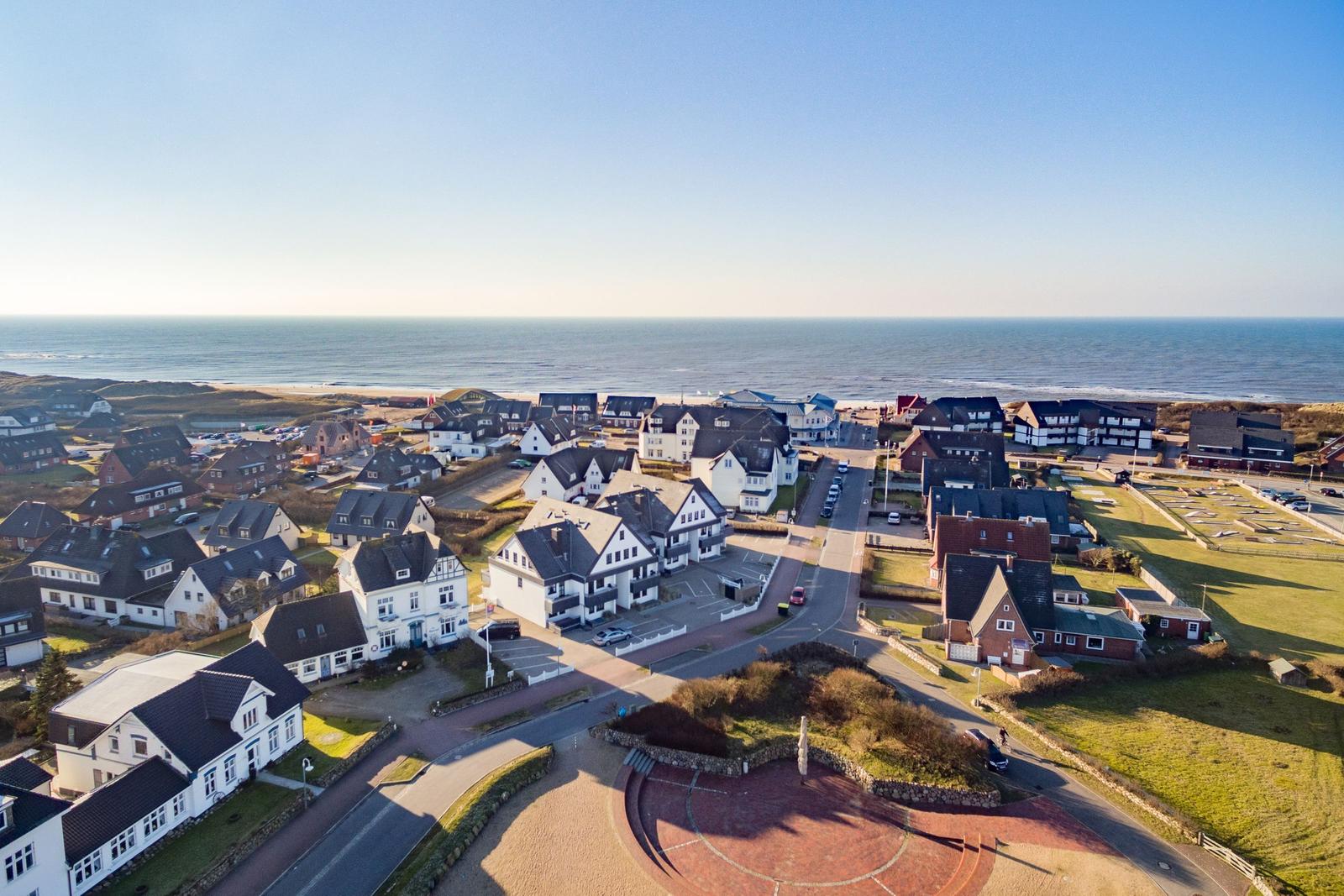 Aussicht auf Küstenstadt mit Häusern und Strand
