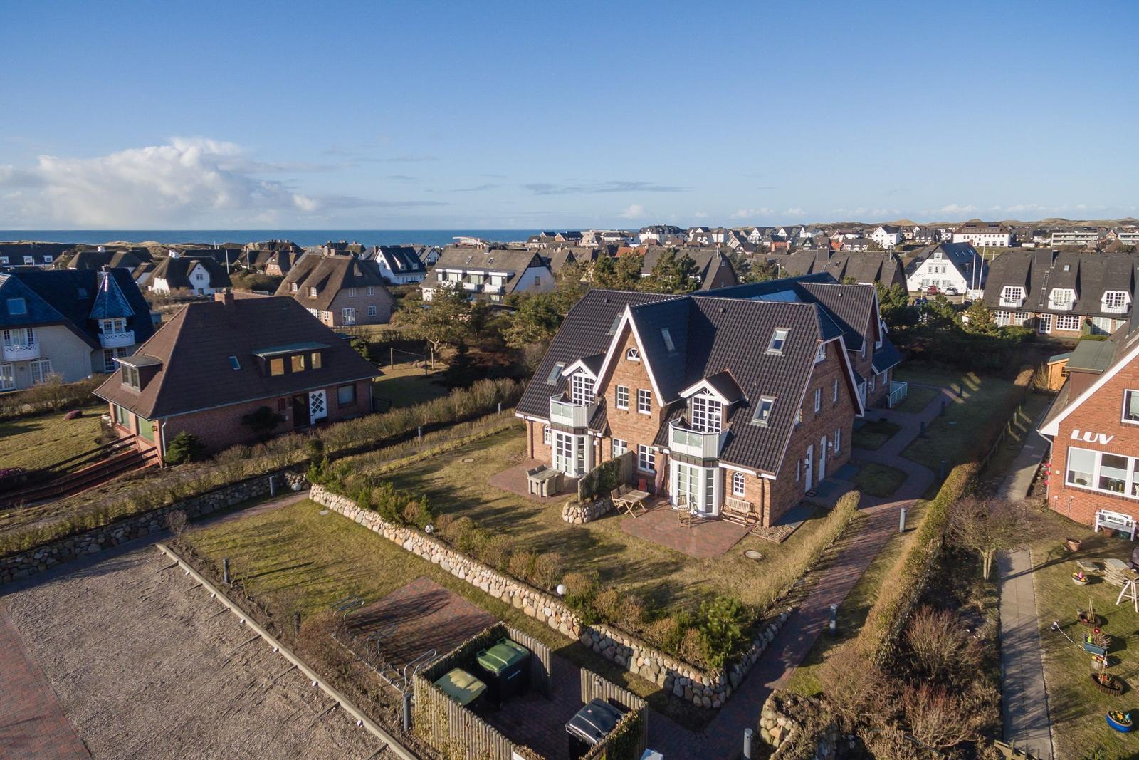 House with garden and view of the sea