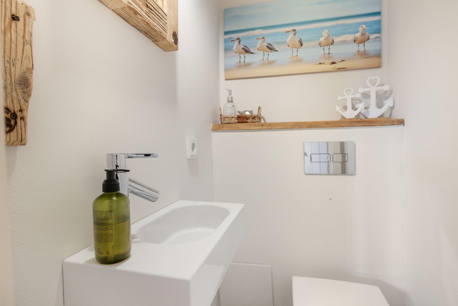 Bathroom with sink, seagull picture, and seagull decor.