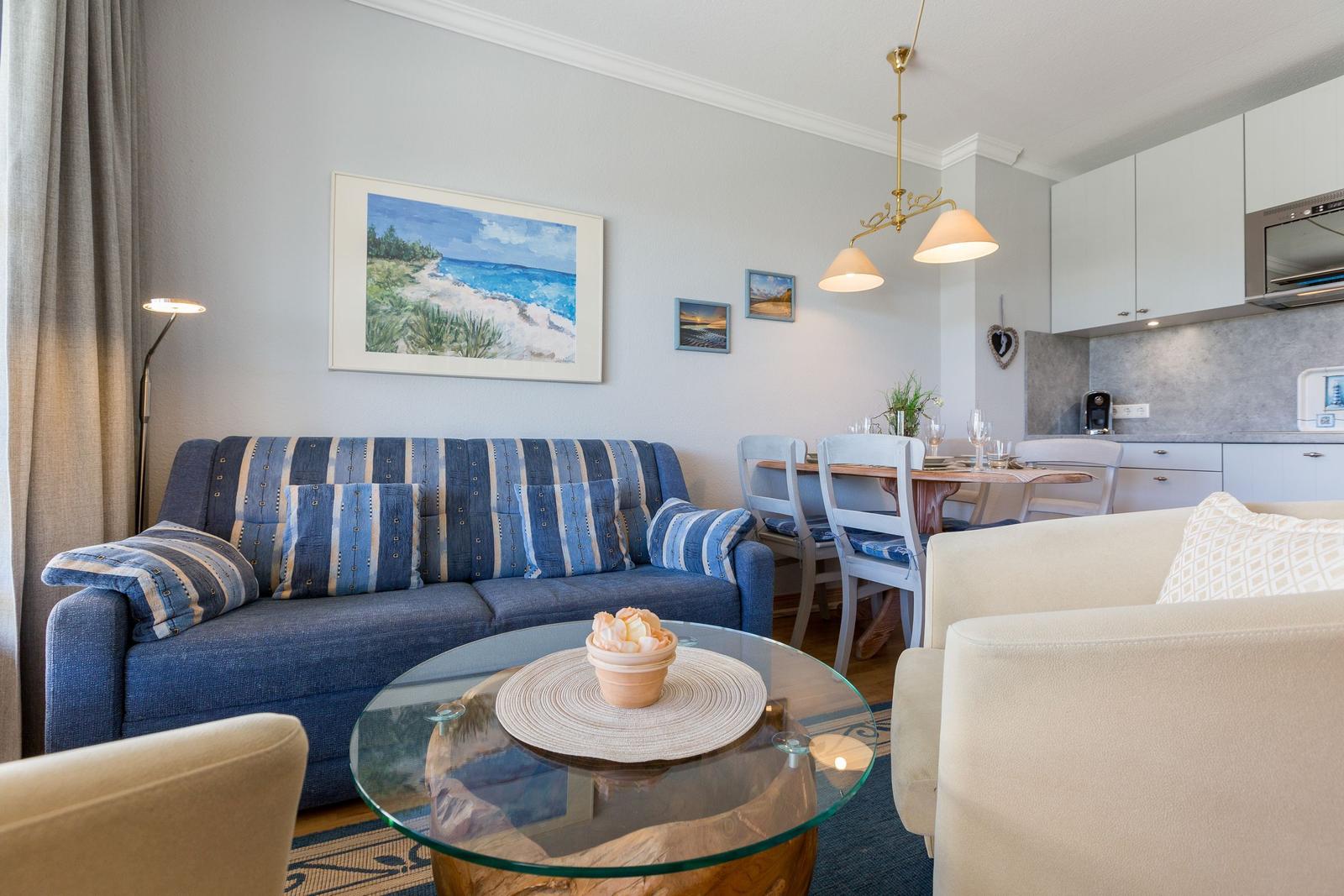 Wohnbereich mit Sofa, Esstisch und Küchenzeile