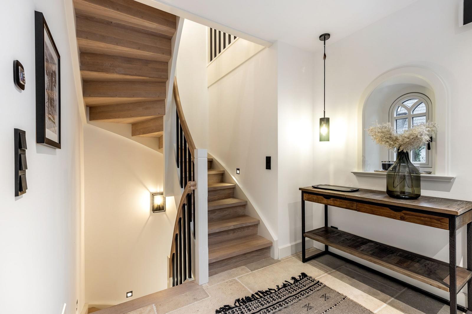 Eingangsbereich mit Treppe, Konsole und Bogenfenster