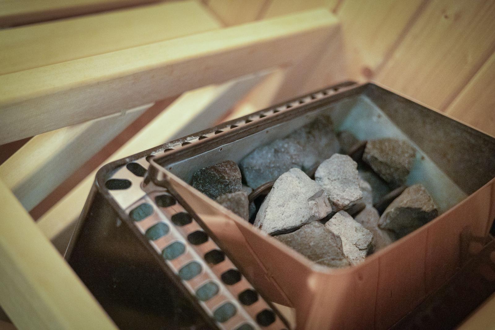 Sauna mit Steinmulde und Holzwand
