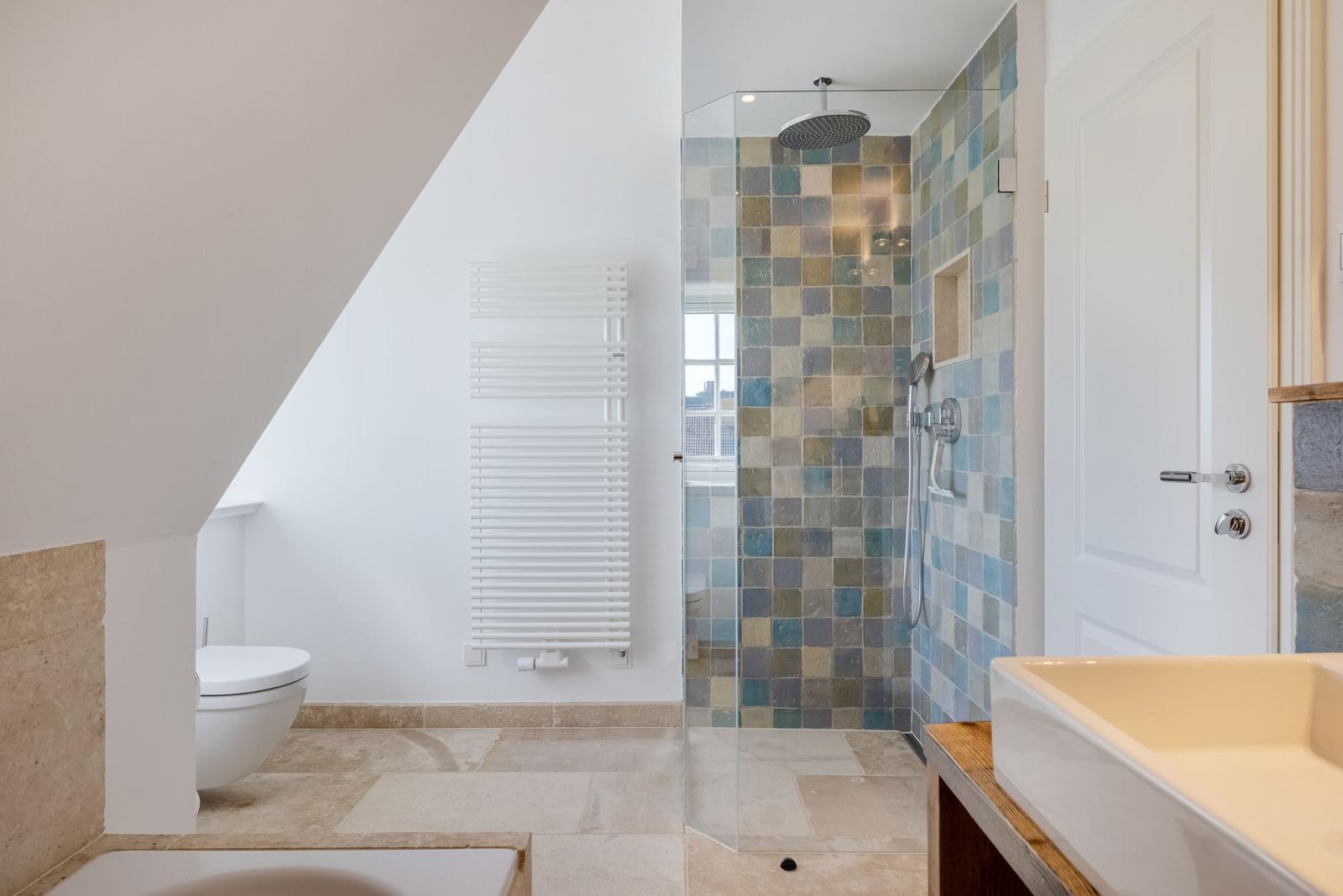 Badezimmer mit Dusche, Toilette und Waschbecken