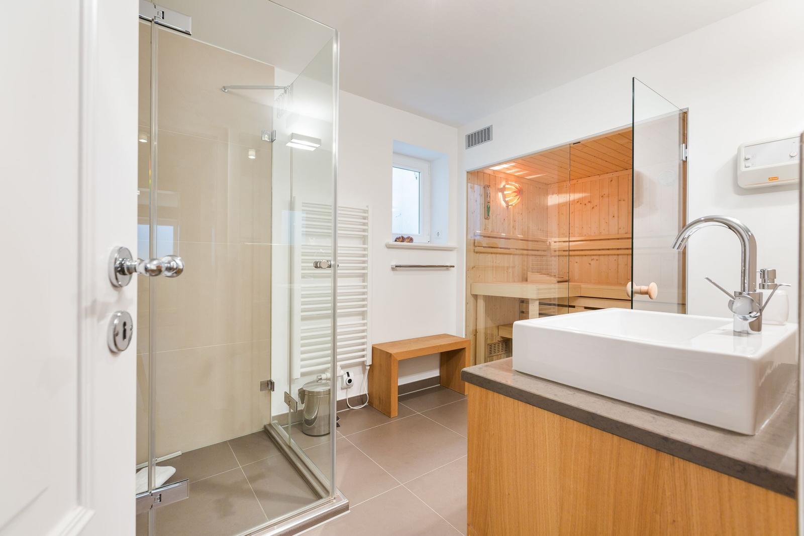 Bad mit Dusche, Sauna und Waschbecken
