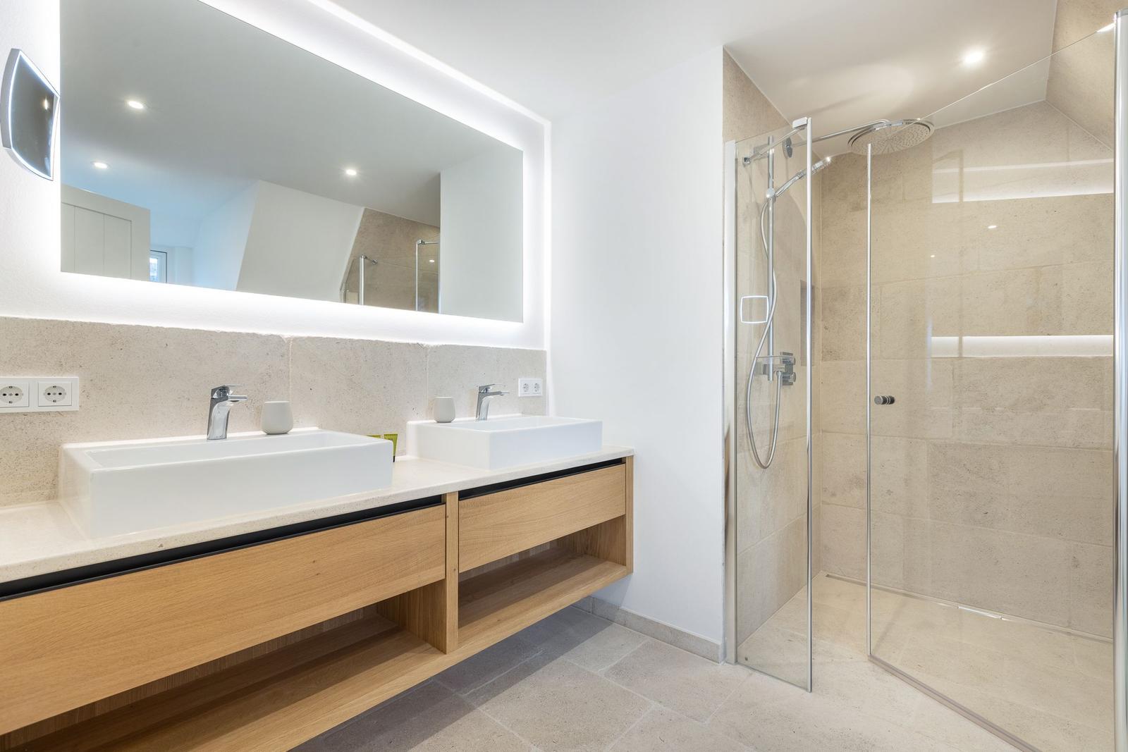 Badezimmer mit Doppelwaschbecken und Dusche