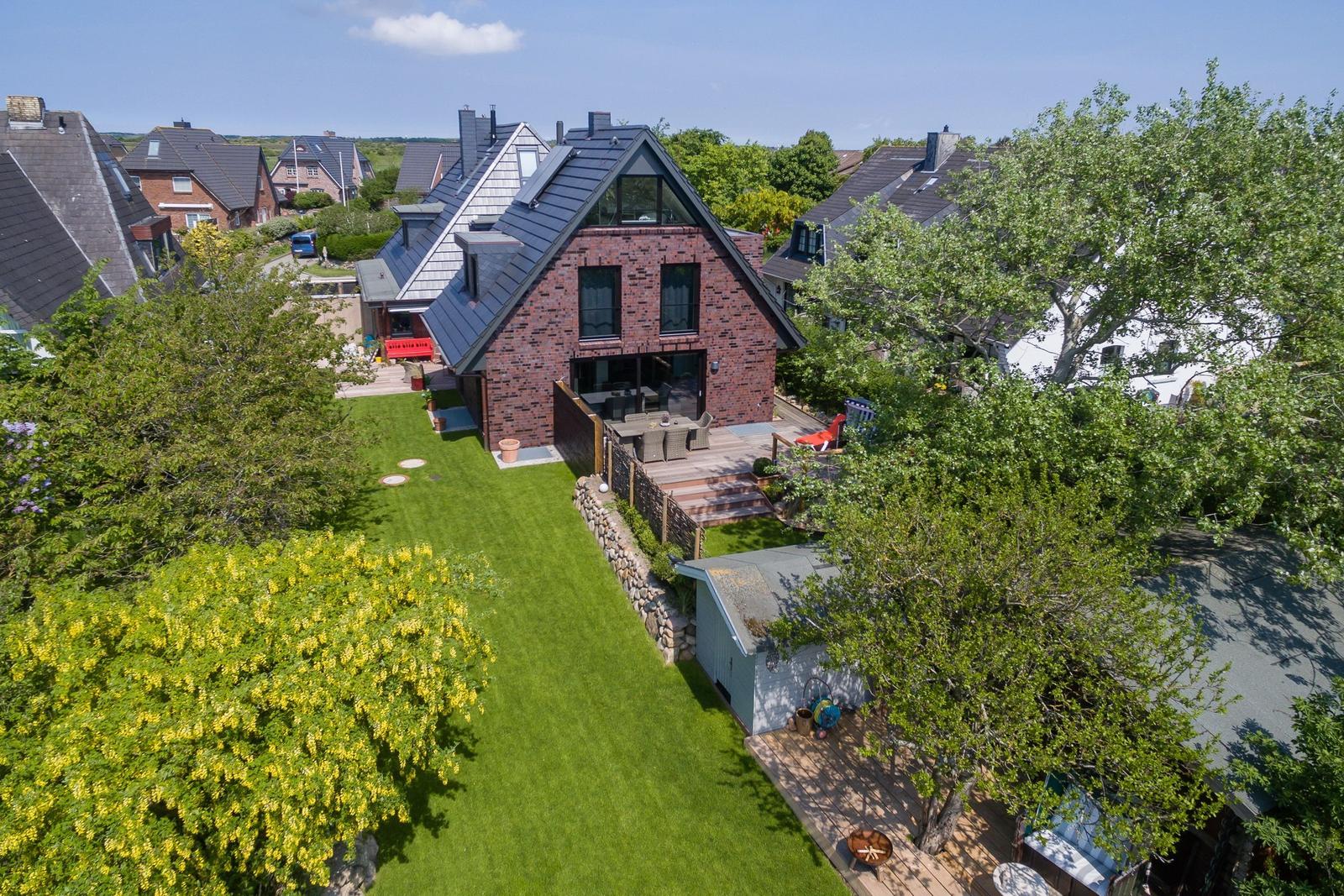 Modernes Haus mit großem Garten und Terrasse