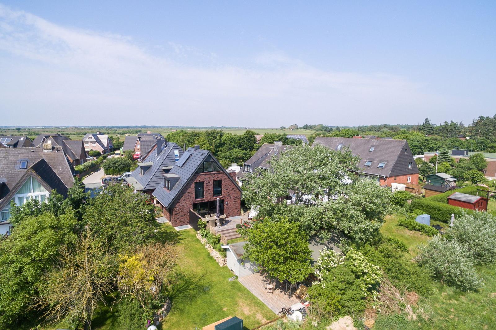 Haus mit Garten und Terrasse in ruhiger Wohngegend mit Blick auf Felder.