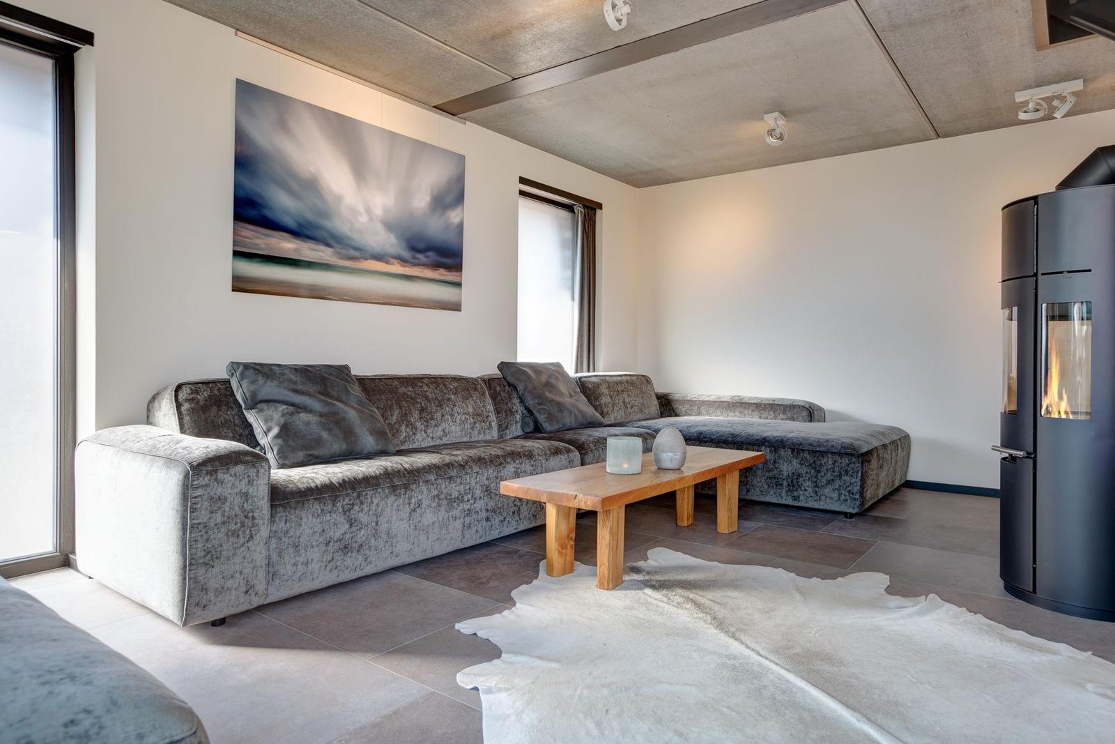 Wohnzimmer mit Sofa, Kamin und Wandbild