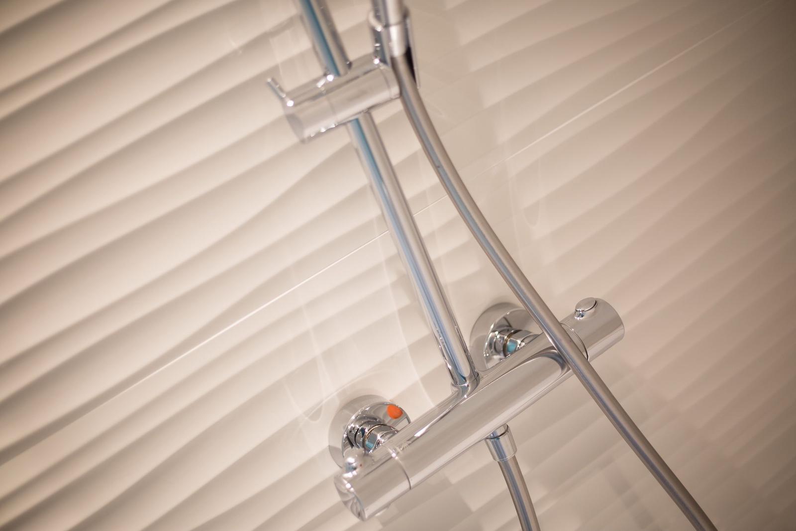 Duschbrause mit Chromarmatur an Wand montiert