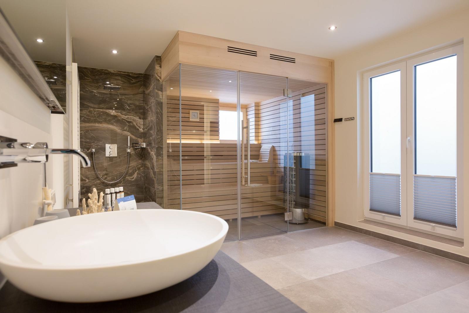 Bad mit Sauna, freistehender Badewanne und Dusche