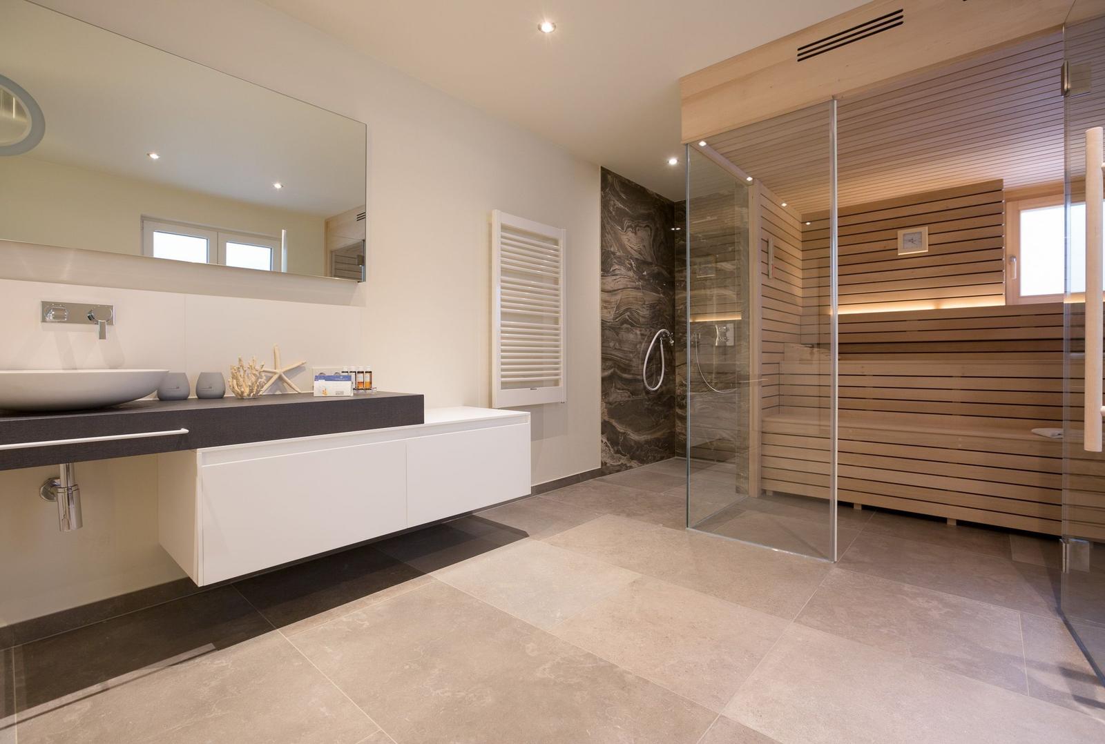 Bad mit Dusche, Sauna und Waschtisch