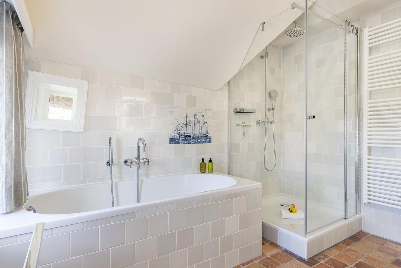 Bad mit Badewanne und Dusche, Wandfliesen und Fenster