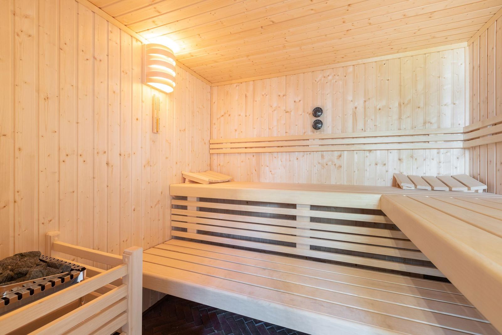 Holzsauna mit Sitzbänken und Heizung