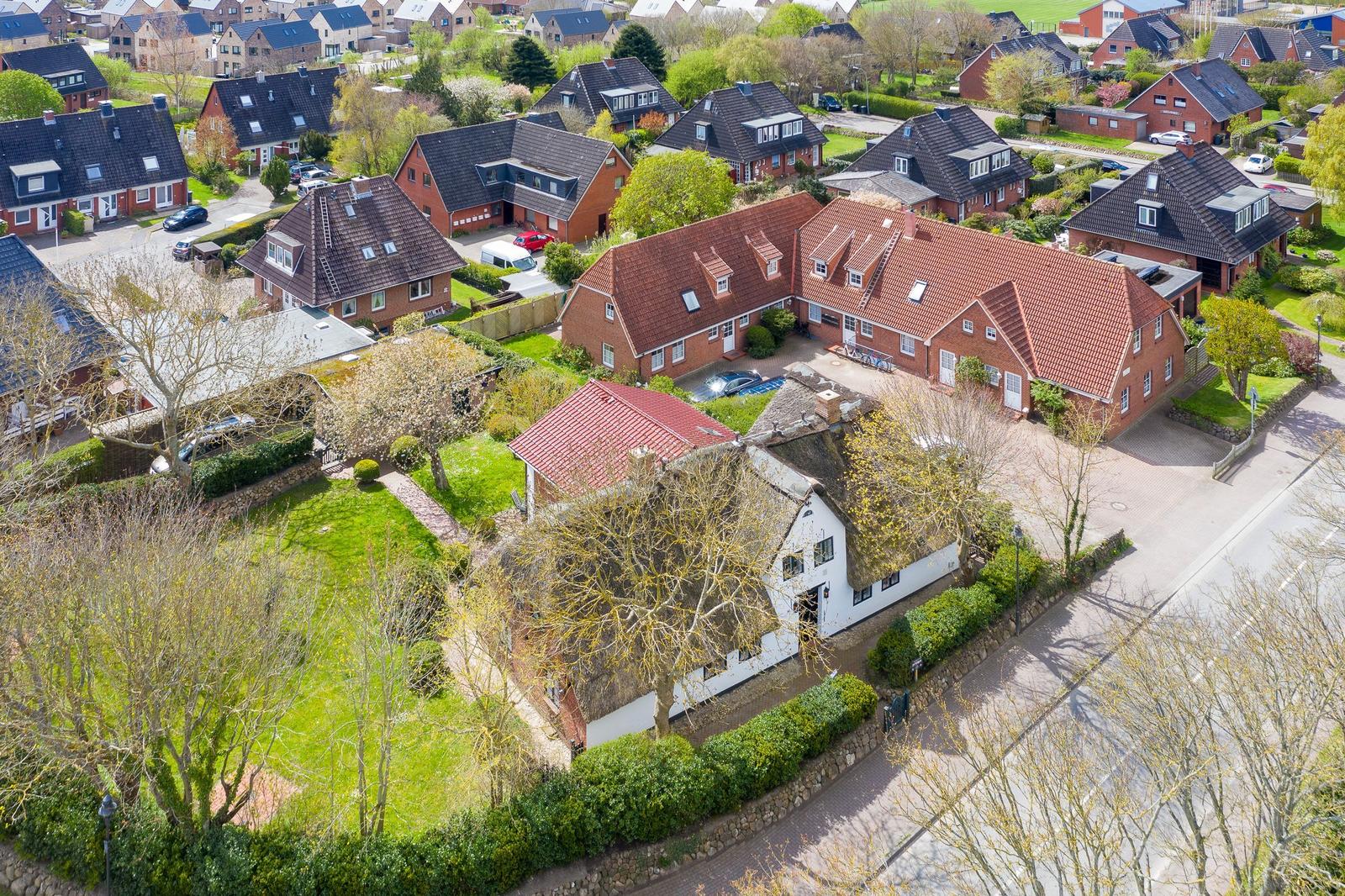 Haus mit rotem Dach und Garten in ruhiger Wohngegend