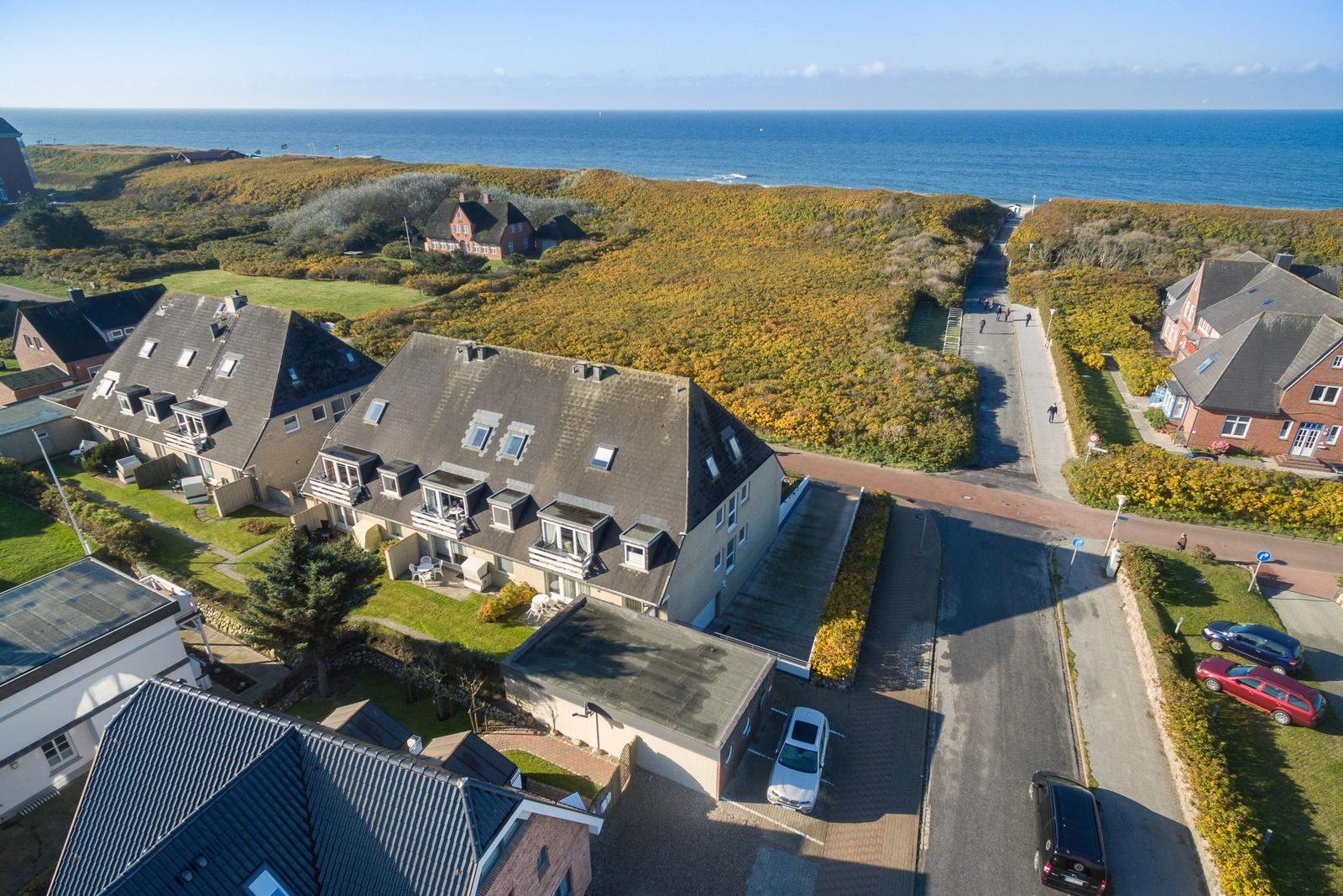 House with roof terraces and sea view