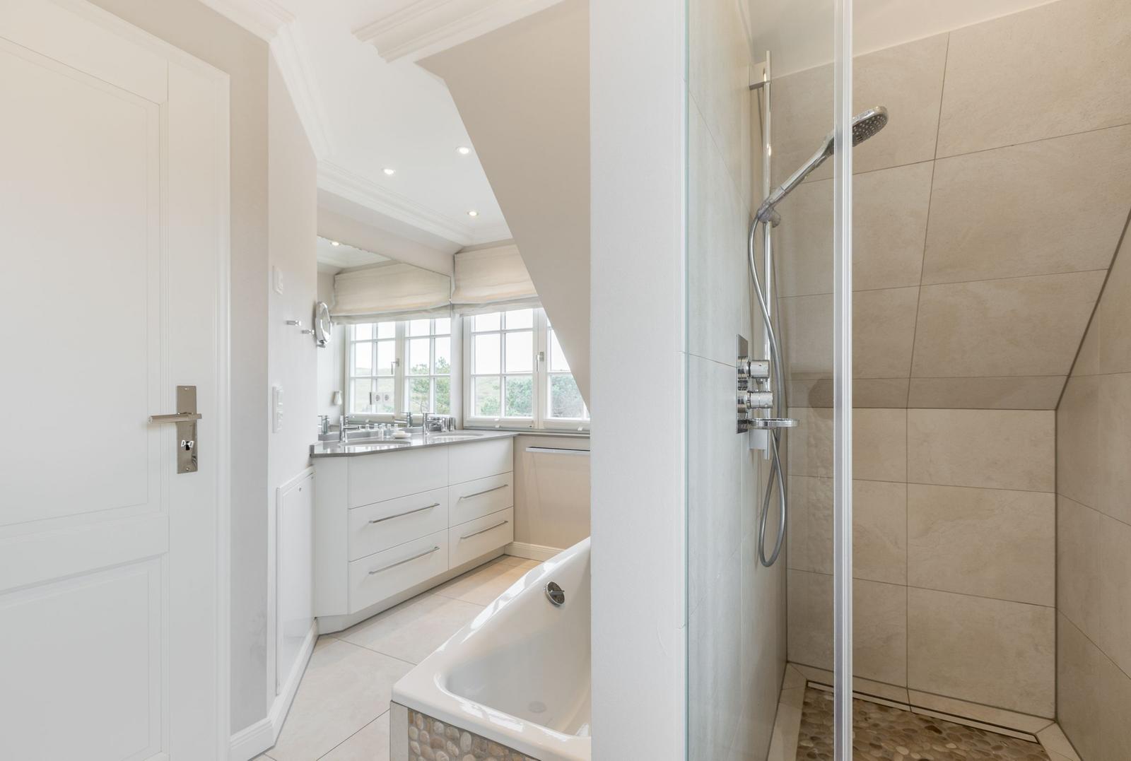 Badezimmer mit Dusche, Badewanne und Waschbecken