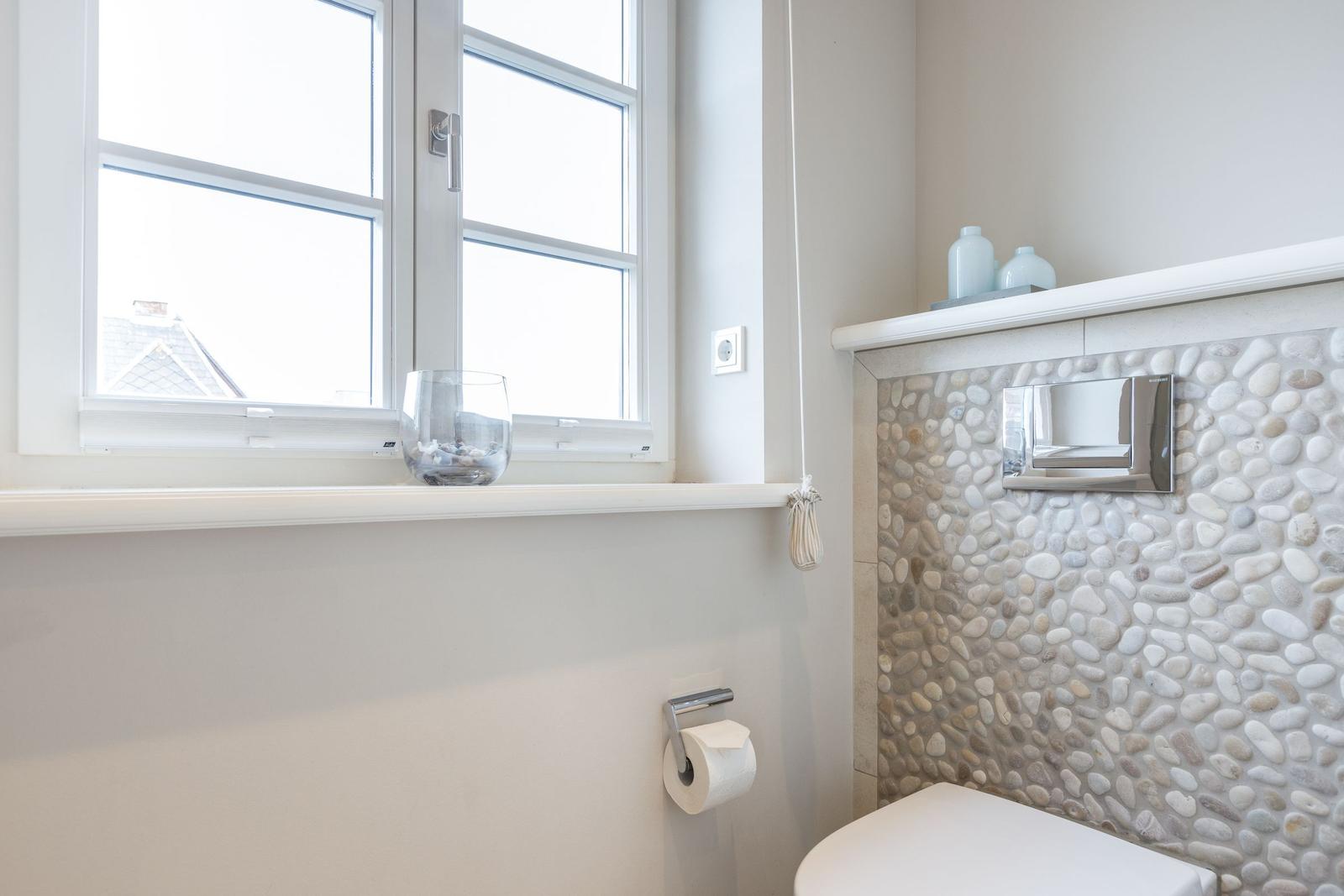 Bad mit Steinwand, Fenster und Toilette
