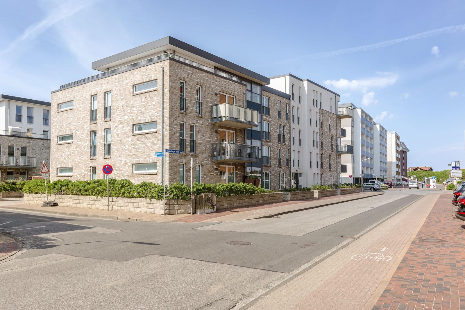 Moderne Wohngebäude mit Balkonen und gepflasterten Straßen.
