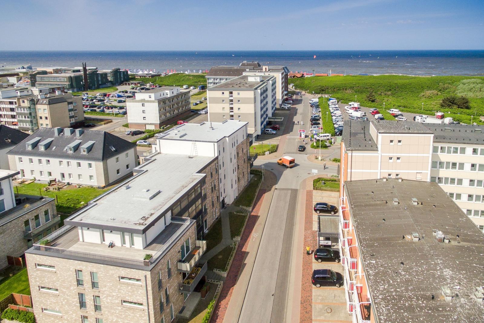 Aussicht auf Strand, Hotels und Parkplätze