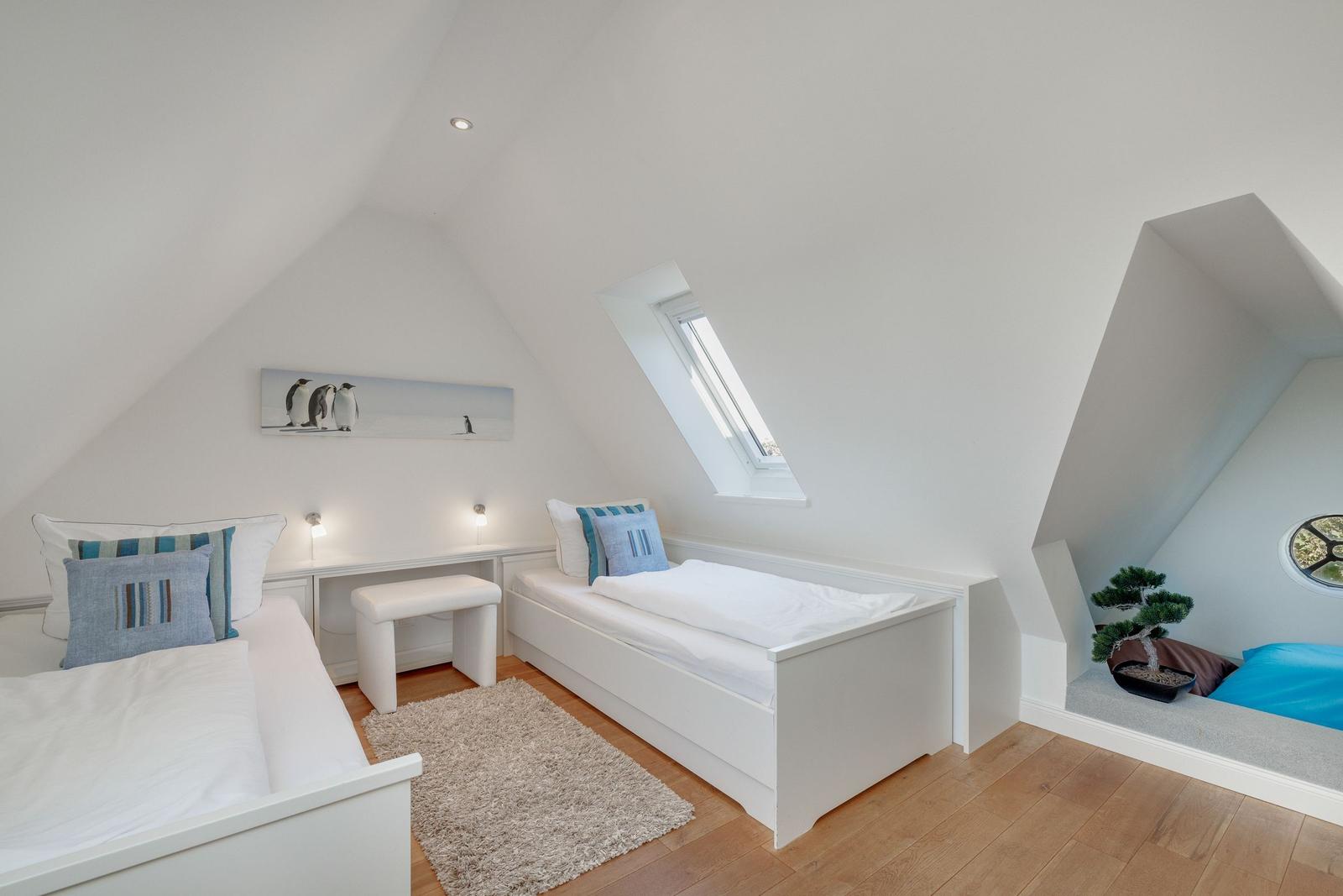 Zimmer mit zwei Betten, Dachschrägen, Fenster und Bonsai