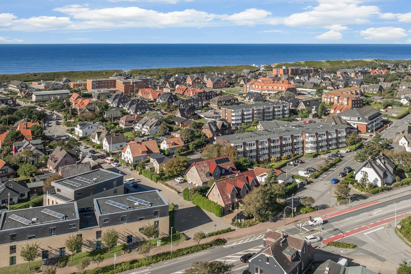Aussicht auf Küstenstadt mit Häusern und Meer