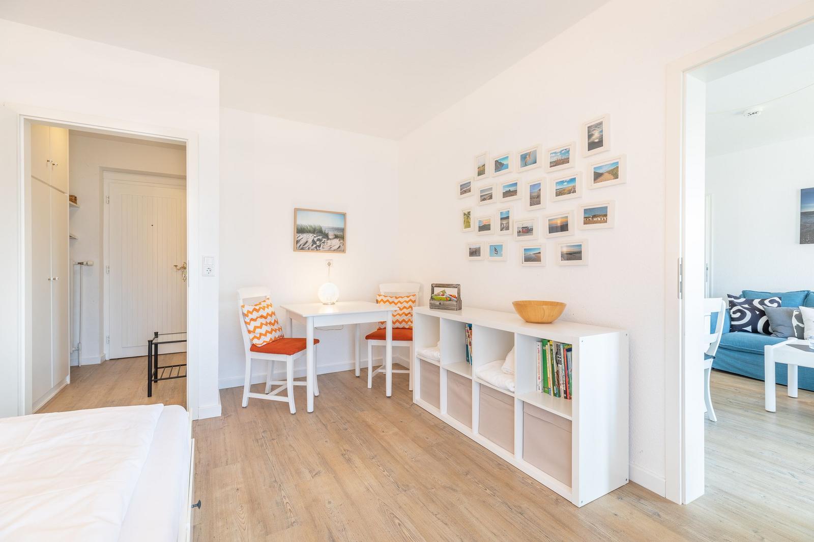 Schlafzimmer mit Arbeitsplatz und Blick in Wohnbereich