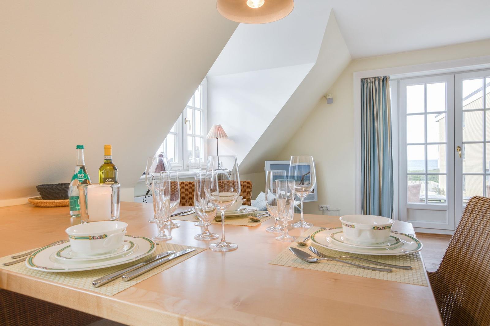 Dining table for four people, view of the beach.