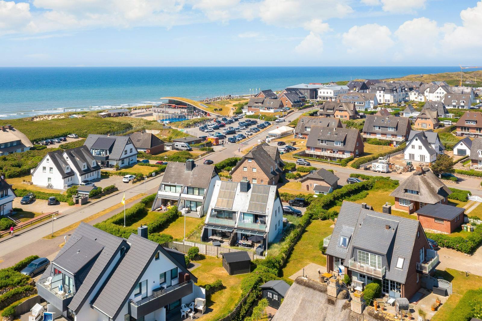 Holiday homes near the beach with view of the sea and swimming area.