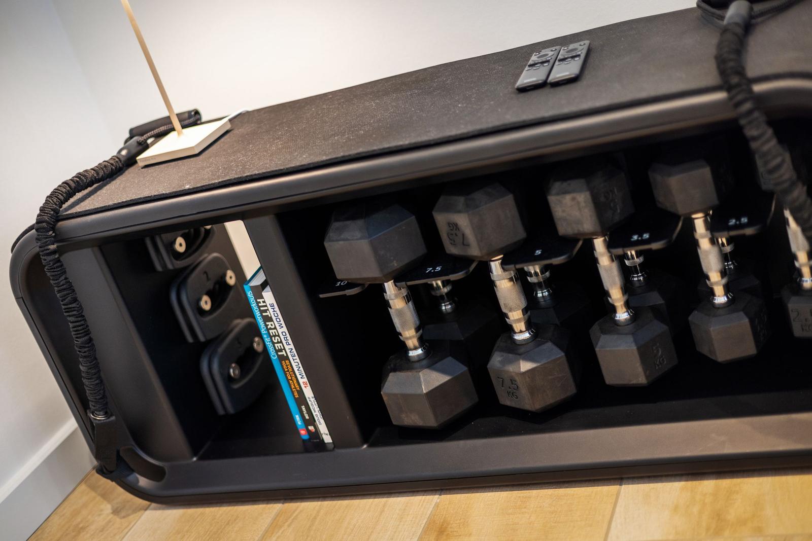 Fitness-Ecke mit Hanteln und Trainingsmaterial