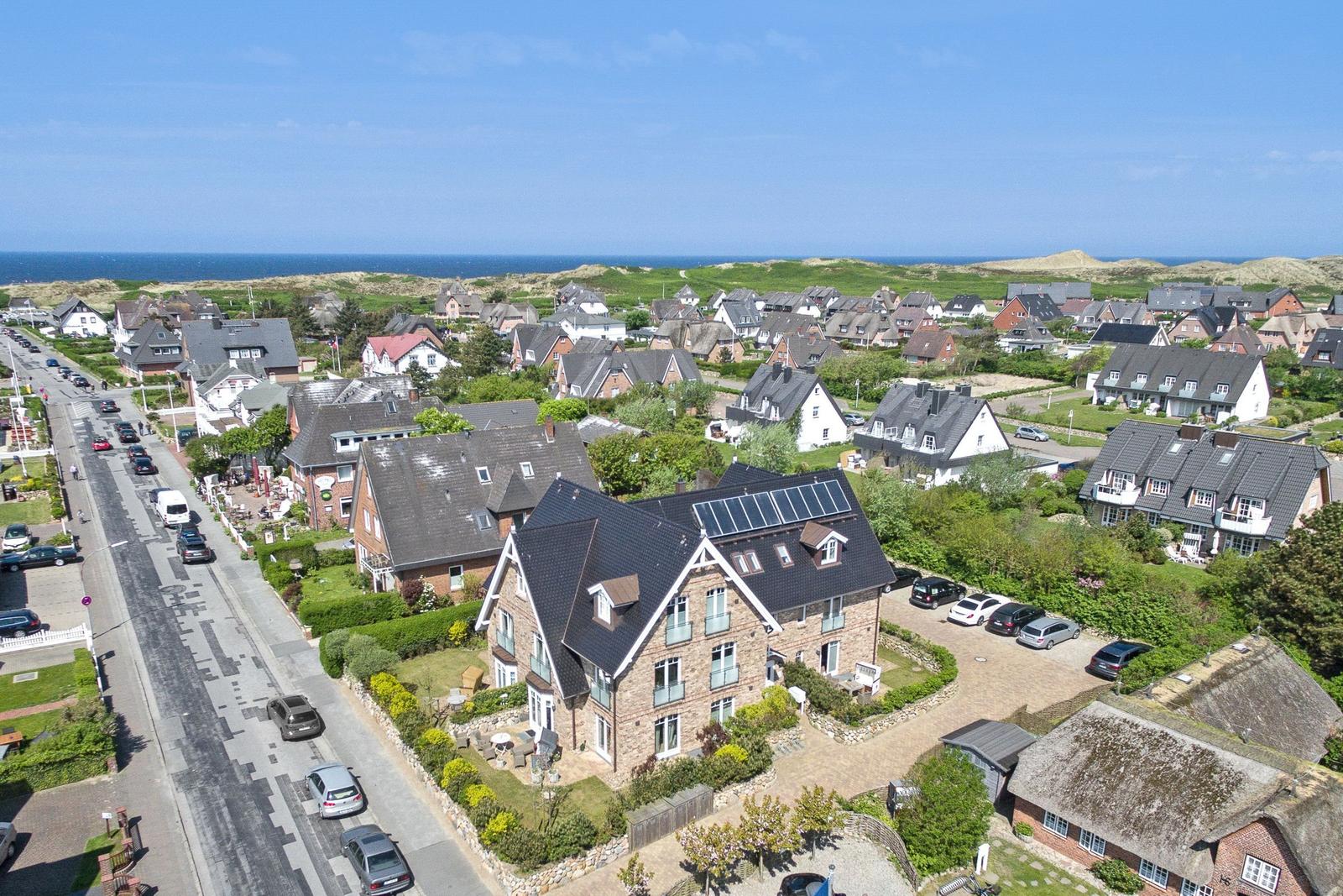 Haus mit Solaranlage, Garten und Blick aufs Meer