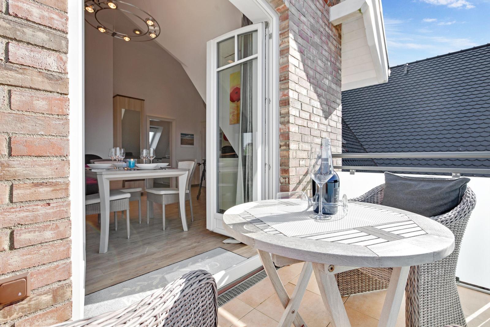 Terrasse mit Tisch und Stühlen, Blick in Esszimmer mit Tisch und Stühlen.