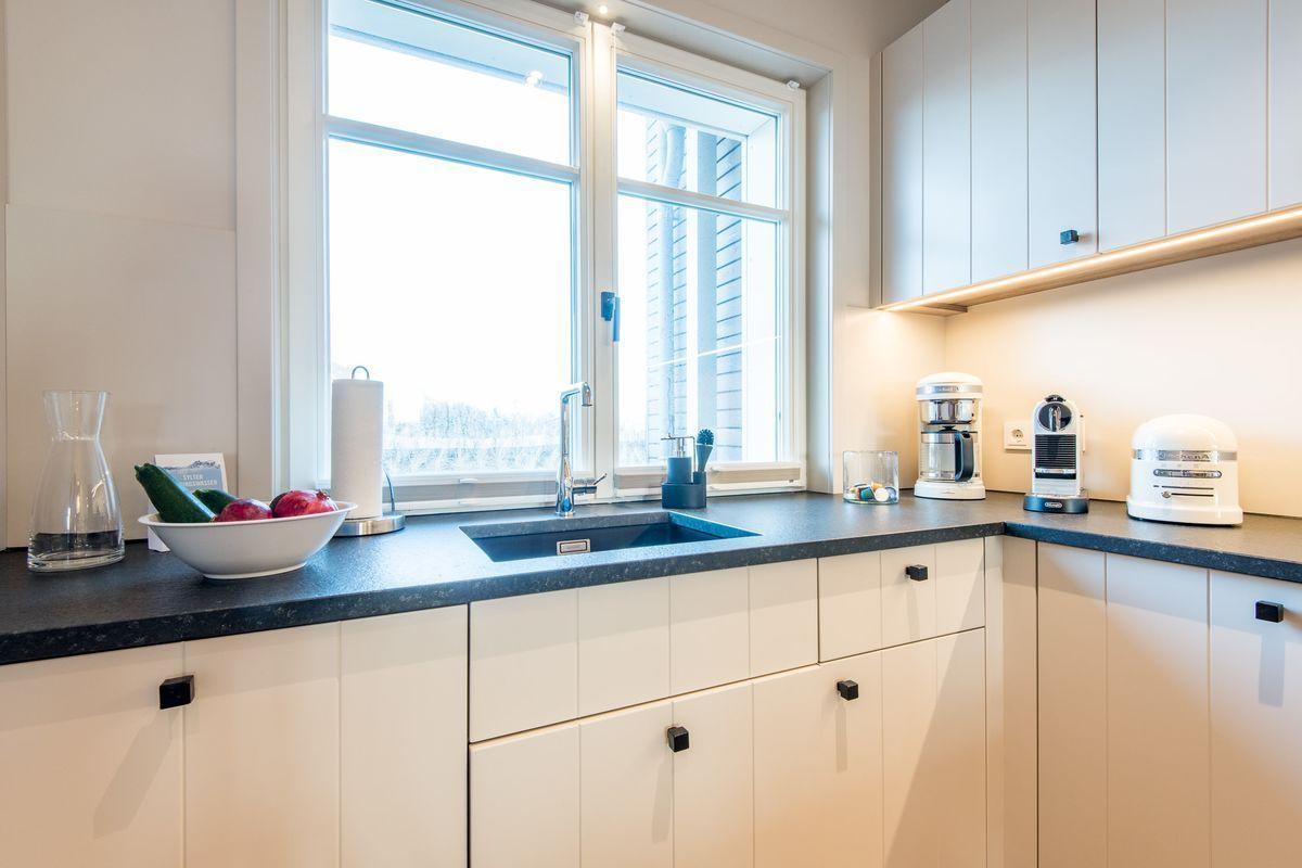 Küche mit Fenster, Arbeitsfläche und Küchengeräten