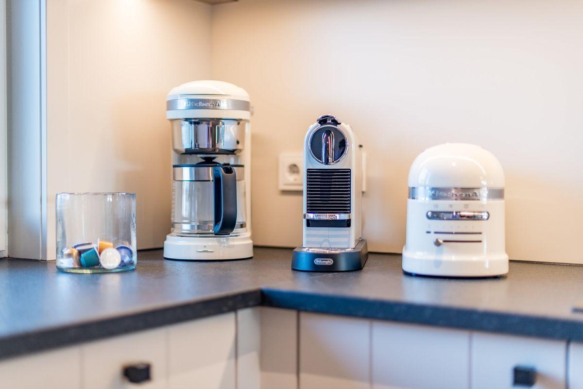 Küchenzeile mit Kaffeemaschine, Nespresso und Küchenmaschine.