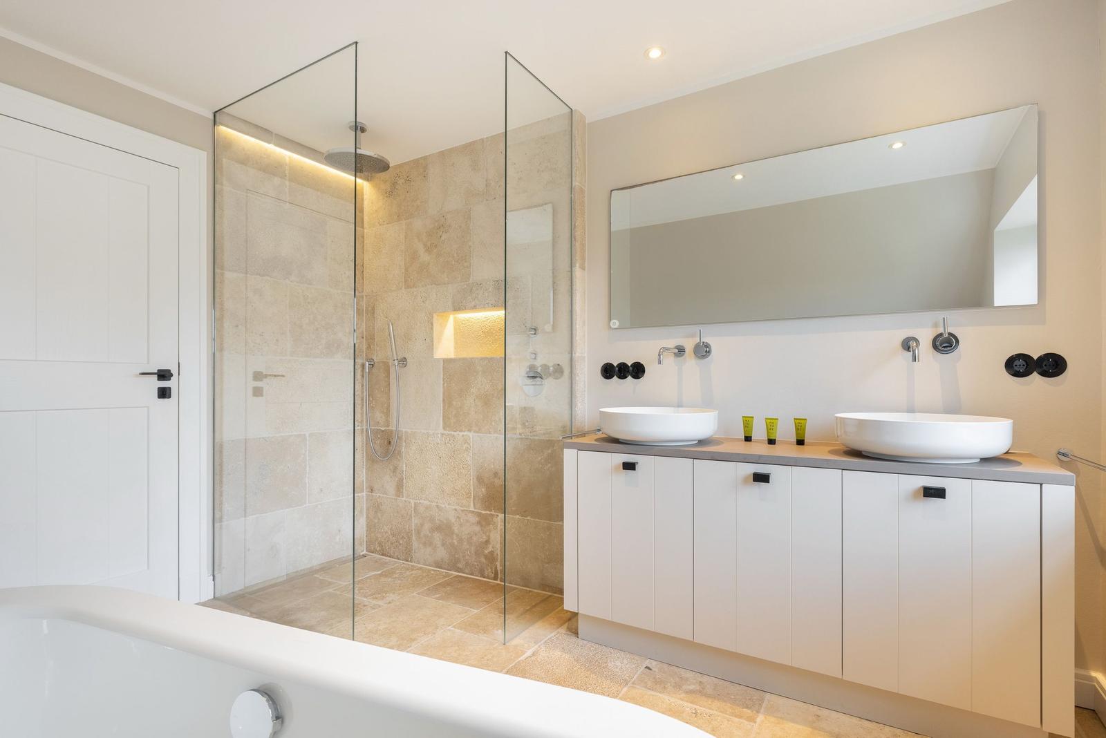 Badezimmer mit Dusche, Waschbecken und Badewanne