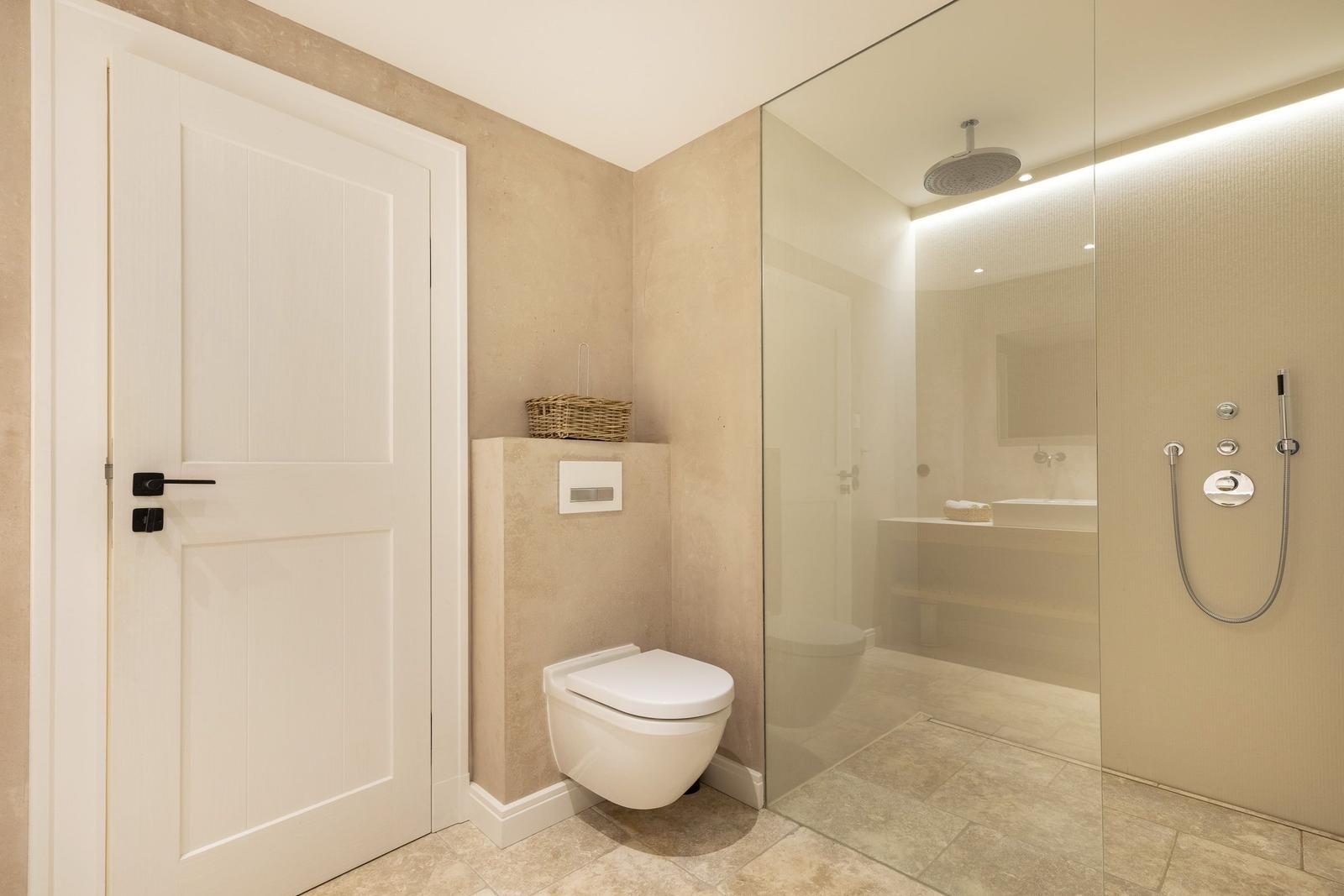 Badezimmer mit Dusche, Toilette und Waschtisch