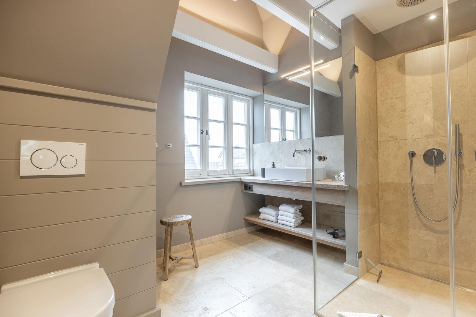 Bad mit Dusche, Waschtisch und Fenster
