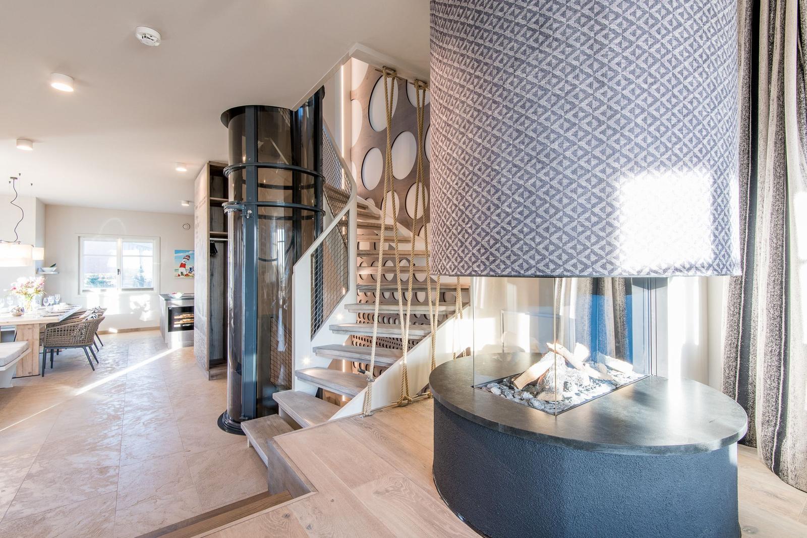 Haus mit moderner Treppe und Kamin im Wohnbereich.
