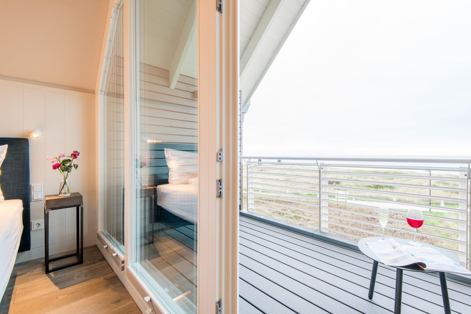 Schlafzimmer mit Blick auf Balkon und Landschaft