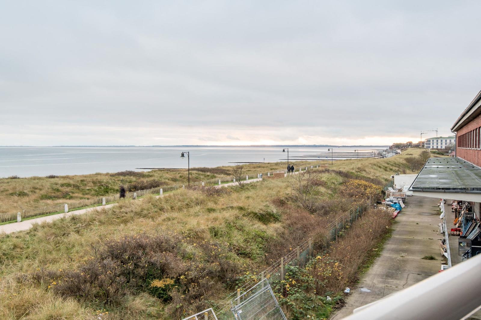 Meerwasserblick mit Strandpromenade und Grünflächen