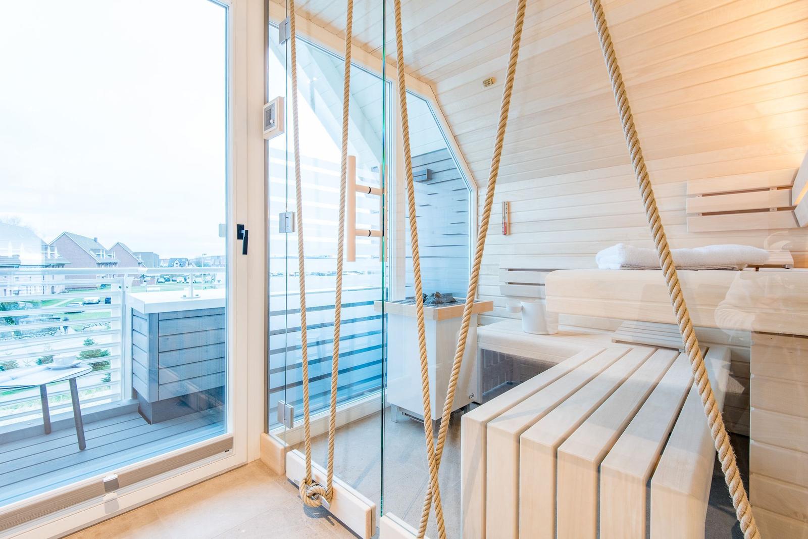 Sauna mit Hängematten und Blick auf Balkon
