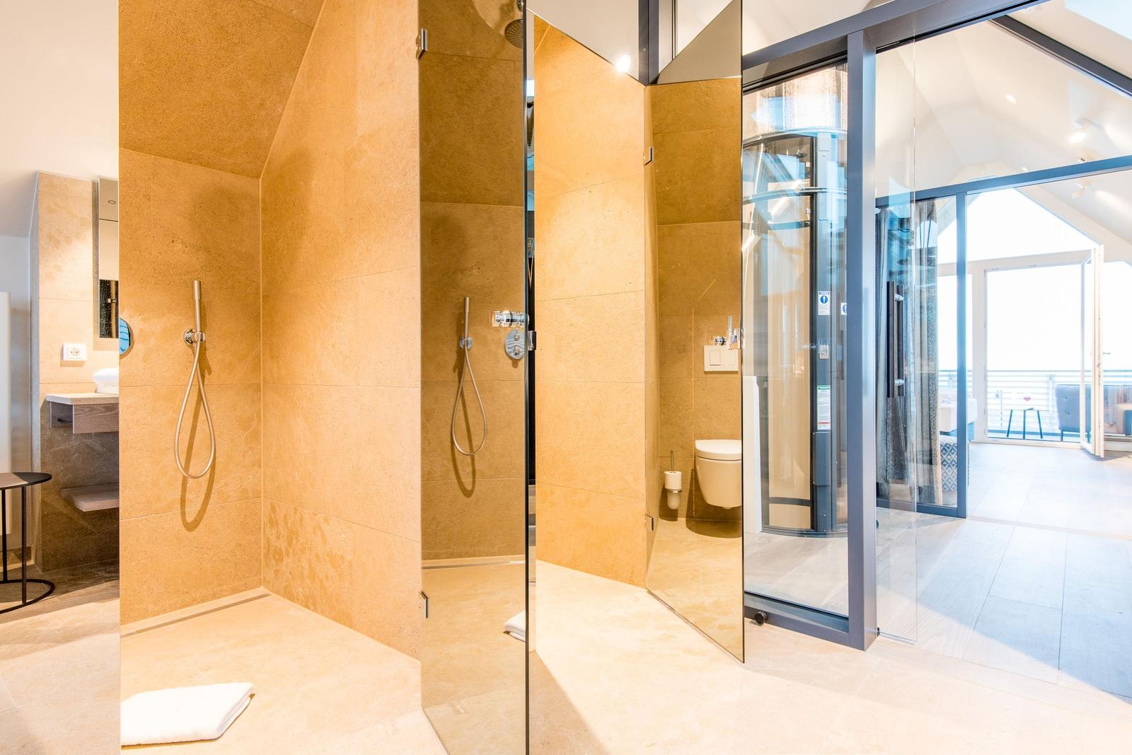 Dusche mit Duschbrause, Toilette und Waschbecken im Badezimmer