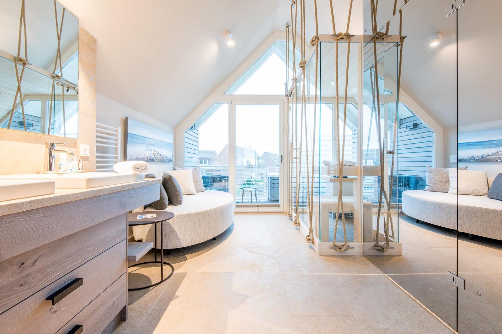 Dusche mit Seilrahmen, Badewanne und Schlafbereich mit Blick auf Balkon