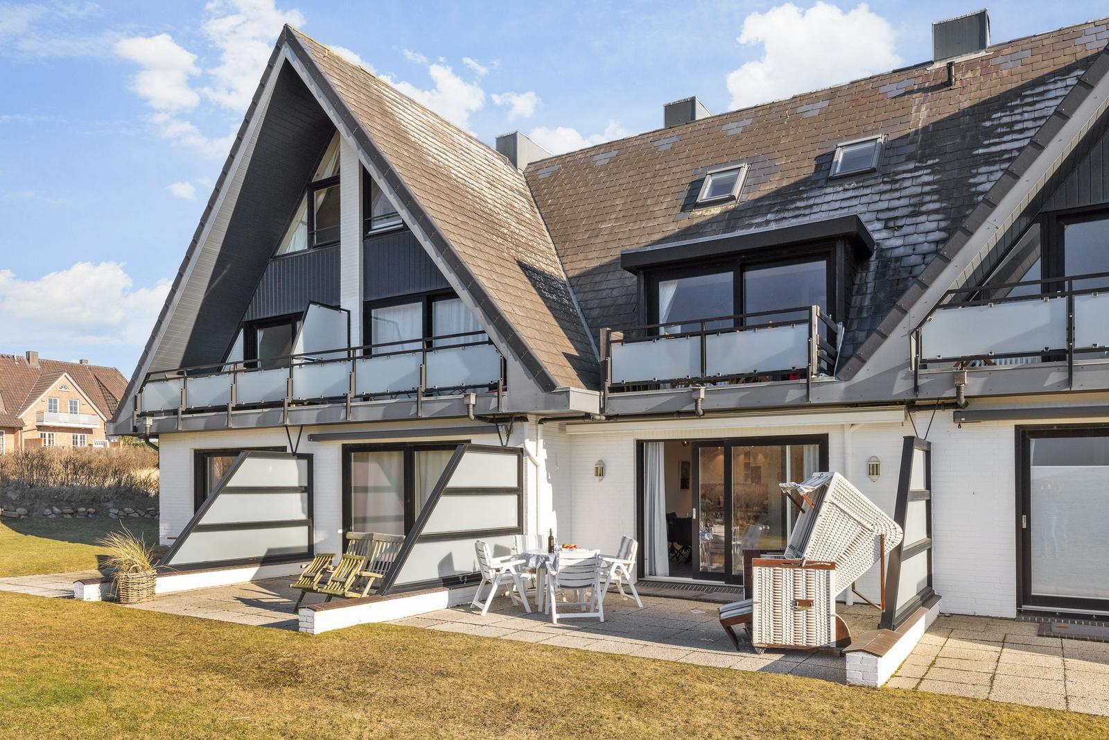 Modern villa with balcony, terrace, and garden. Furnished for vacation.
