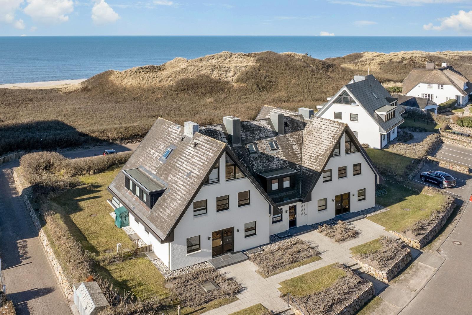 Modern holiday home with sea and dunes view