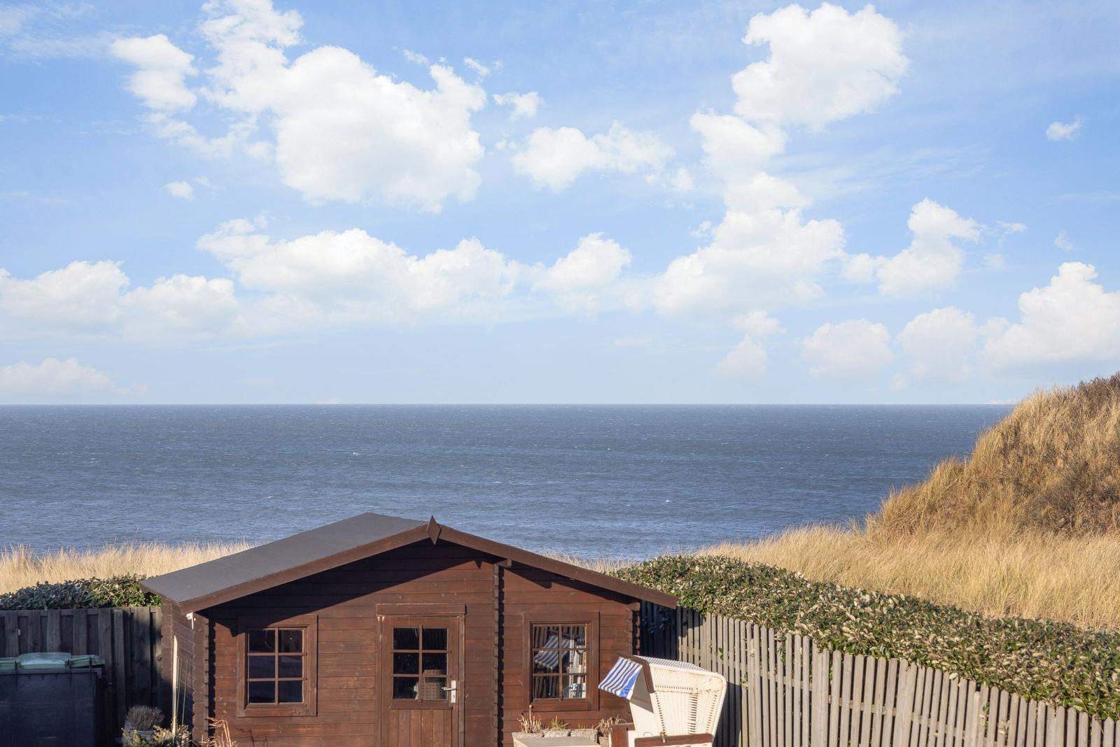 Holzhütte mit Blick auf das Meer und Strand