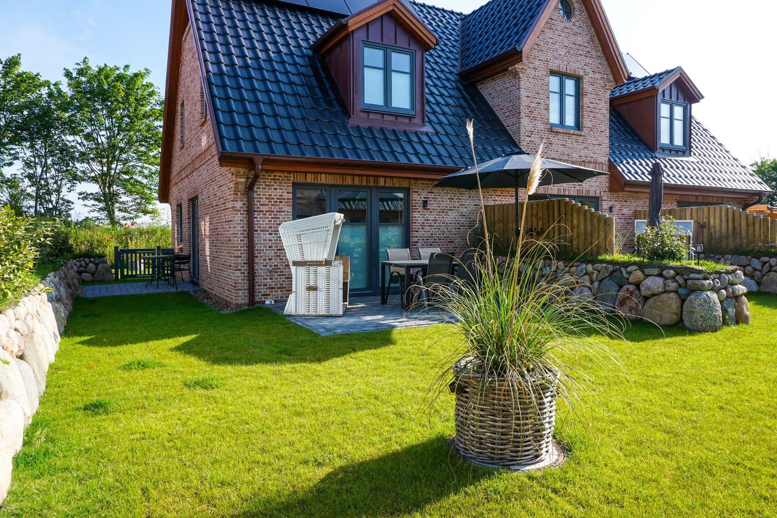 Haus mit Steinmauer, Terrasse und Garten