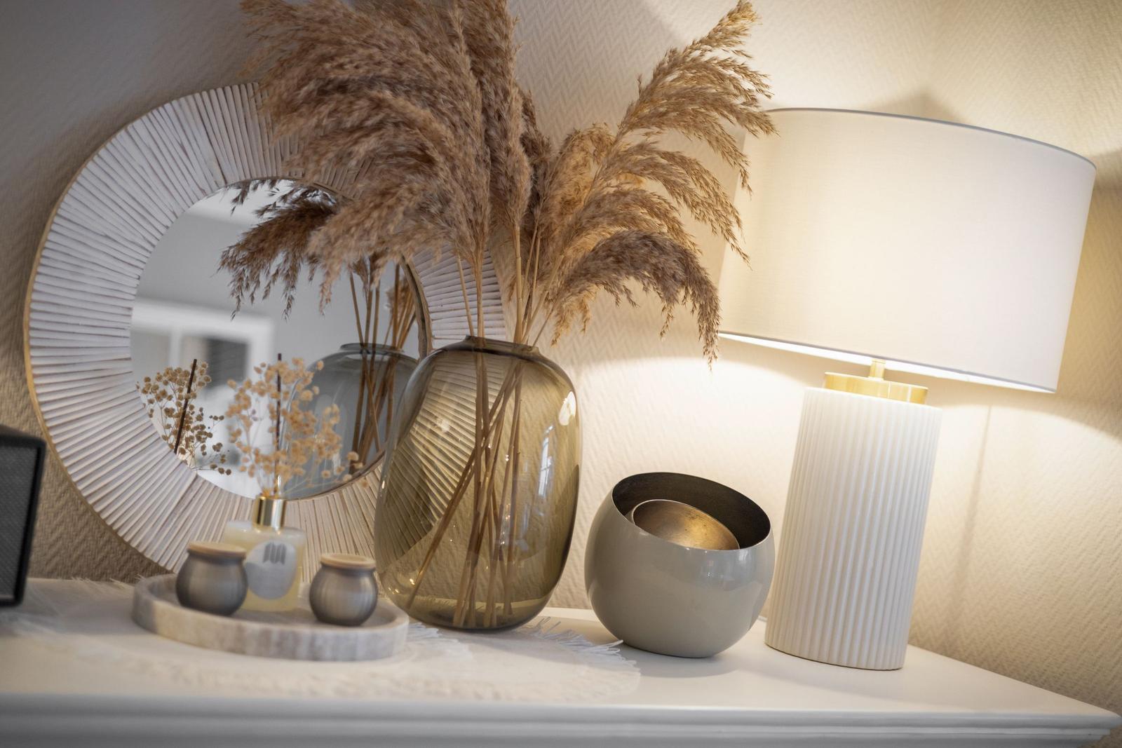 Schmucktisch mit Vase, Lampe und Spiegel