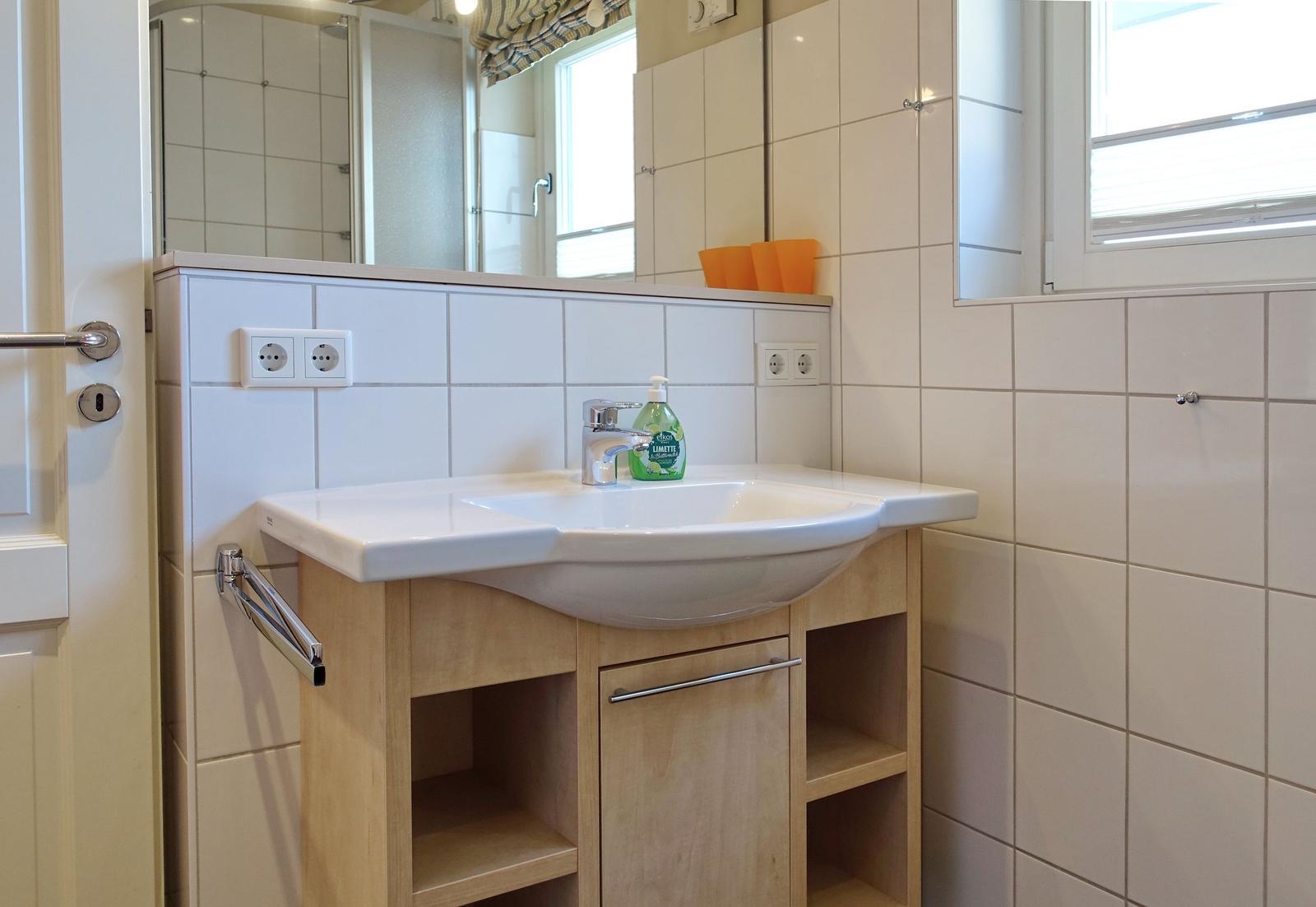 Bad mit Waschbecken, Spiegel und Dusche