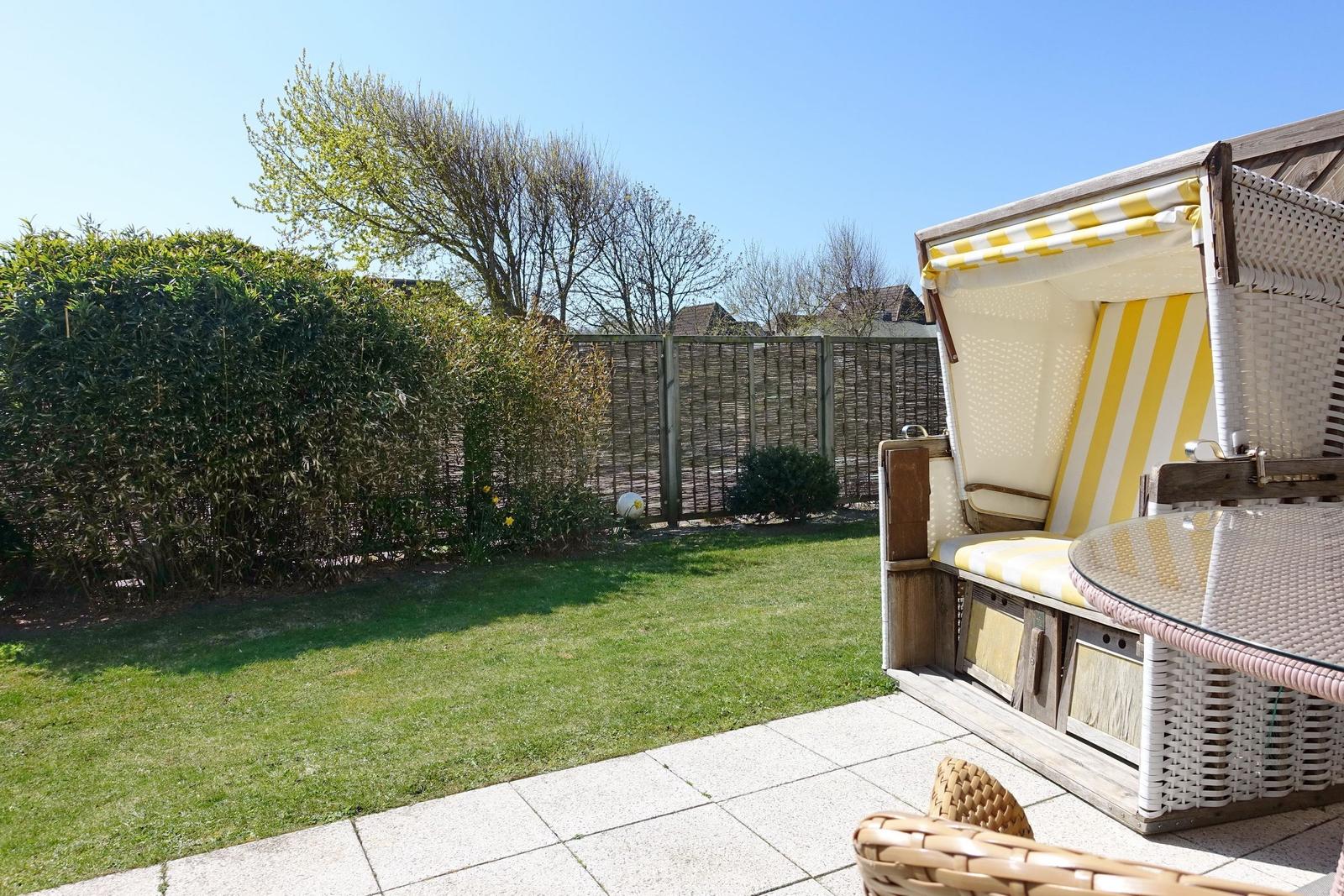 Hinterhof mit Garten, Liege und Tisch. Hinterhof mit Garten, Liege und Tisch.