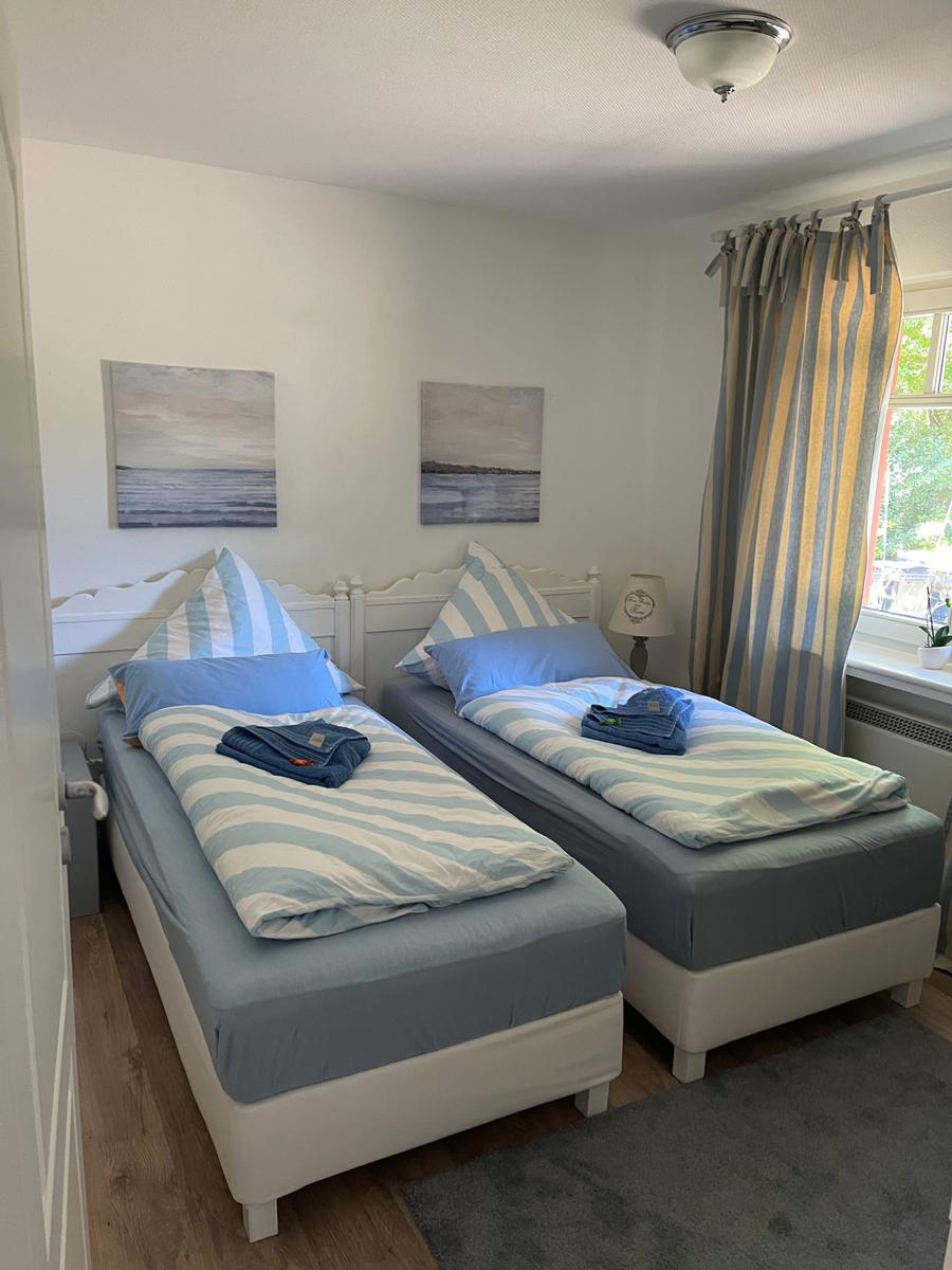 Schlafzimmer mit zwei Einzelbetten je 90 x 200 cm